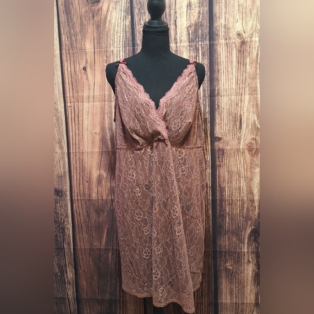 Cacique Lace Chemise in Blush Pink And Burgendy Red. Womens Size 22/24.